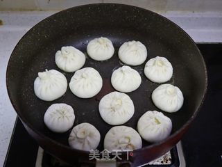 水煎小笼煎包的做法 孩子最爱早餐水煎小笼煎包子主食 水煎小笼煎包怎么做 阳春白雪小食光的菜谱